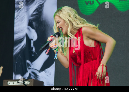 Rita Ora auf der Pyramide Bühne am Glastonbury Festival 2013. Stockfoto