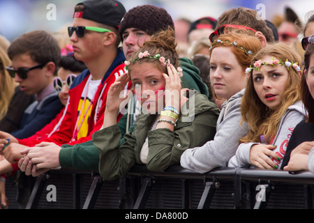 Die Zuschauer Rita Ora auf der Pyramide Bühne am Glastonbury Festival 2013. Stockfoto