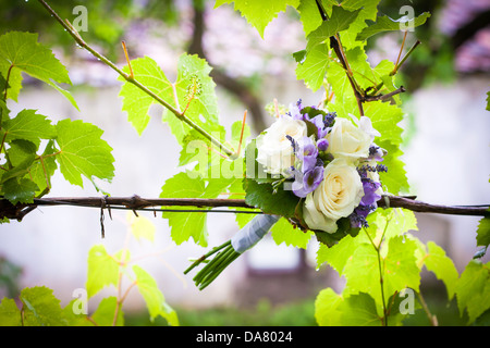 Brautstrauß mit gelben Rosen und Lavendel Blumen Stockfoto