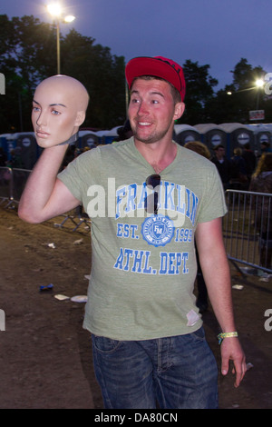 Mann mit einem Schaufensterpuppen Kopf Glastonbury Festival, Somerset, England, Vereinigtes Königreich. Stockfoto