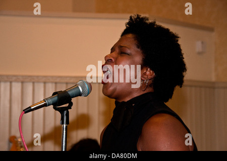 Afroamerikanische Frau Kathleen Pearson singen im Mercantile Pub während 2013 Blues Bonanza in Dundee, Großbritannien Stockfoto