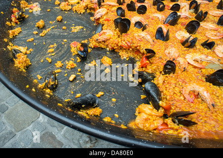 Detailansicht einer Pfanne mit Meeresfrüchte Paella Stockfoto