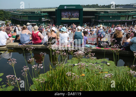 Zuschauer-Fans auf Henman Hill Murray Hügel gerade Tennis auf der großen Leinwand Wimbledon mit einem Wasserspiel und Seerosen Stockfoto