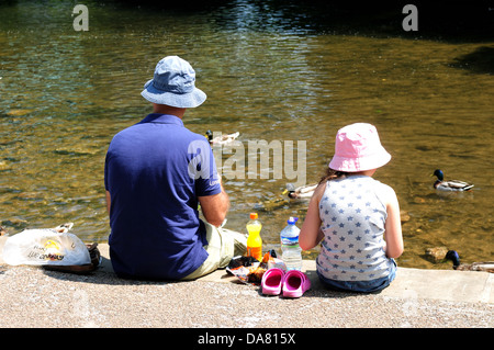 Bakewell,Derbyshire.People genießen Sie den Fluss Wye an einem Sommertag. Stockfoto