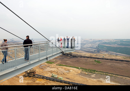 Eine erhöhte "Skywalk" für die Öffentlichkeit die typgleichen anzeigen (surface mine) Garzweiler, Deutschland. Stockfoto