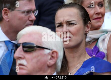 London, Großbritannien. 6. Juli 2013. Ehemaliger Tennisspieler Martina Hingis (r) ist auf der Tribüne während einzelne Finale der Frauen für die Wimbledon Championships bei den All England Lawn Tennis Club in London, Großbritannien, 6. Juli 2013 gesehen. Foto: Friso Gentsch/Dpa/Alamy Live News Stockfoto