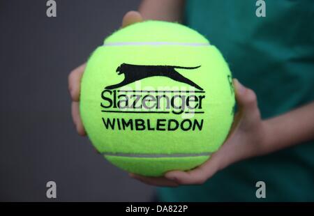 London, Großbritannien. 6. Juli 2013. Ein überdimensionalen Tennisball ist während der WM bei den All England Lawn Tennis Club in London, Großbritannien, 6. Juli 2013 in Wimbledon gezeigt. Foto: Friso Gentsch/Dpa/Alamy Live News Stockfoto