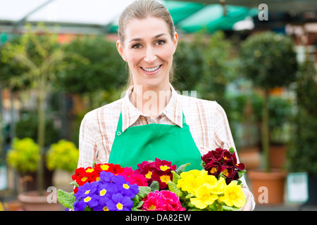 Weibliche Floristen oder Gärtner im Blumenladen, Gewächshaus oder Kinderzimmer Stockfoto