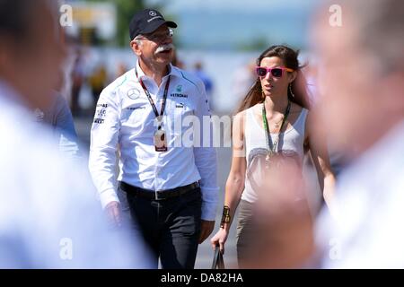 Der Vorsitzende der Daimler AG, deutsche Dieter Zetsche und seine Tochter Nora gesehen vor dem Start der Formel 1 Grand Prix von Deutschland auf dem Nürburgring-Circuit in Nuerburg, Deutschland, 7. Juli 2013. Foto: David sollte/dpa Stockfoto