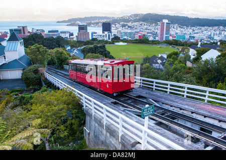 Wellingtons berühmten Cable Car geht nach oben in Richtung Wellington Observatorium in Wellington, Neuseeland Stockfoto