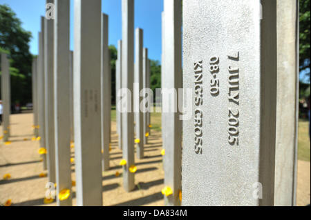 Hyde Park, London, UK. 7. Juli 2013. Die Säulen der Gedenkstätte Hyde Park 7/7 52 Menschen in den Terroranschlägen starben. Stockfoto