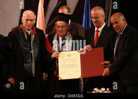 Nablus, Westjordanland, Palästinensische Gebiete. 7. Juli 2013. FIFA-Präsident Joseph S. Blatter (Mitte links) fühlt sich geehrt durch palästinensische Ministerpräsident Rami Hamdallah (zweiter von rechts) Nachdem er war mit Ehrendoktorwürde der Al Najah Universität vorgestellt, während seines Besuchs in der Westbank-Stadt Stadt Nablus, 7. Juli 2013, Blatter besucht mehrere zitiert im Westjordanland während seiner zweiten Reise in den palästinensischen Gebieten. Der Besuch findet nach dem Aufruf von FIFA Kongress auf Blatter den Zustand des Spiels in Palästina letzten Monat zu verbessern (Credit-Bild: © Nedal Eshtayah/APA Bilder/ZUMAPRESS. Stockfoto
