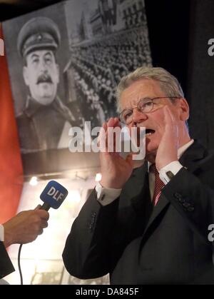 Riga, Lettland. 7. Juli 2013. Bundespräsident Joachim Gauck gibt ein Radiointerview im Beruf Museum in Riga, Lettland, 7. Juli 2013. Ein Porträt des sowjetischen Diktators Joseph Stalin hängt im Hintergrund. Foto: WOLFGANG KUMM/Dpa/Alamy Live News Stockfoto