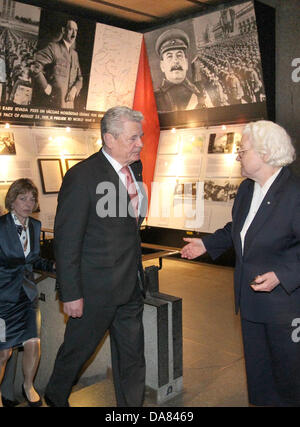 Riga, Lettland. 7. Juli 2013. Bundespräsident Joachim Gauck und seine Lebensgefährtin Daniela Schadt das Besetzung Museum besuchen und werden von Museumsdirektor Gundega Michele in Riga, Lettland, 7. Juli 2013 begrüßt. Foto: WOLFGANG KUMM/Dpa/Alamy Live News Stockfoto