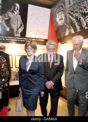 Riga, Lettland. 7. Juli 2013. German President Joachim Gauck (C) und seine Lebensgefährtin Daniela Schadt das Besetzung Museum besuchen und erhalten eine Führung Thorugh die Ausstellung vom Vorsitzenden des Kuratoriums, Otto Nollendorfs, in Riga, Lettland, 7. Juli 2013. Foto: WOLFGANG KUMM/Dpa/Alamy Live News Stockfoto