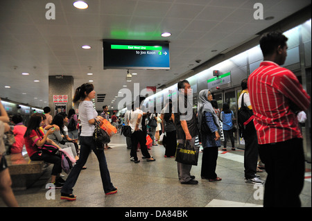 MRT Singapur. Die Leute warten auf die Verpflegung. Stockfoto