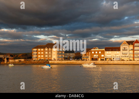 Am späten Nachmittag Sonne zeigt eine Entwicklung von Ufergegendhäuser neben dem Fluss Adur in West Sussex, Südengland. Stockfoto