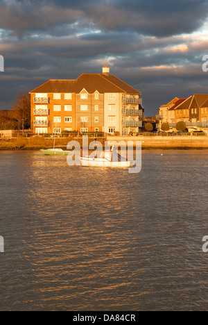 Am späten Nachmittag Sonne zeigt eine Entwicklung von Ufergegendhäuser neben dem Fluss Adur in West Sussex, Südengland. Stockfoto