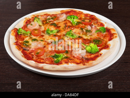 Pizza mit Shrimps und Broccoli am Tisch Stockfoto