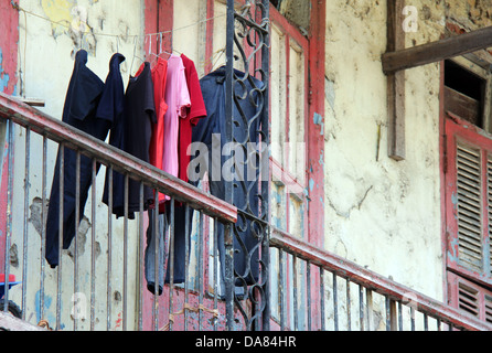 Einige Wäscheständer auf dem Balkon ein Armenhaus in Panama-Stadt. Stockfoto