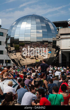 Bristol, UK. 7. Juli 2013. Fans strömen in Millennium Square, Wimbledon Herren-Einzel-Finale zu sehen, wie Andy Murray versucht gegen Serbien Novak Djokovic, der erste Brite in 77 Jahren zum Titelgewinn Credit werden: Rob Hawkins/Alamy Live News Stockfoto