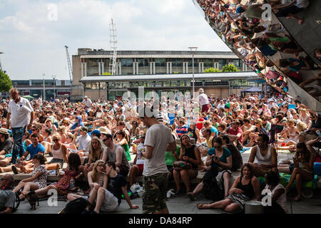 Bristol, UK. 7. Juli 2013. Fans strömen in Millennium Square, Wimbledon Herren-Einzel-Finale zu sehen, wie Andy Murray versucht gegen Serbien Novak Djokovic, der erste Brite in 77 Jahren zum Titelgewinn Credit werden: Rob Hawkins/Alamy Live News Stockfoto