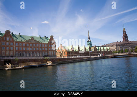 Kopenhagen Dänemark EU Blick auf Kanal, alte Börse Gebäude Börsenzeitung und Christiansborg Palast auf der Insel Slotsholmen Stockfoto