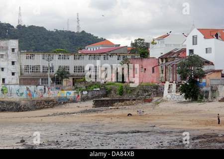 Casco Antiguo von Panama City, Panama. Kleiner Strand vor dem Plaza de Francia-Bereich. Stockfoto