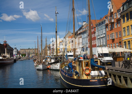 Kopenhagen Dänemark EU Blick entlang Nyhavn Kanal mit festgemachten Segelbooten und bunten Fassaden der 17thc Gebäude Stockfoto