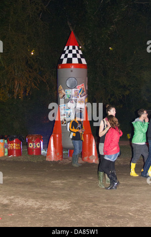 Die Unfairground erstellt von Mutoid Abfall co. am Glastonbury Festival 2013 Stockfoto