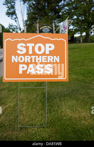 Stop Northern Pass Zeichen entlang Route 117 in Sugar Hill, New Hampshire, USA Stockfoto