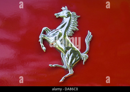 Silber Ferrari Pferd Logo auf der Motorhaube von einem roten Ferrari Stockfoto