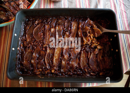 Nahaufnahme von gebackenen Bohnen und Speck, ein Lieblingsgericht der amerikanischen Seite. Stockfoto