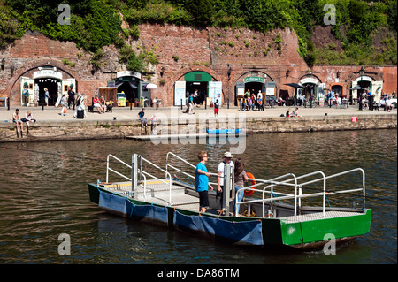 Menschen, die Überquerung des Flusses Exe auf einer Fähre in The Quay, Exeter, Devon, UK. Stockfoto
