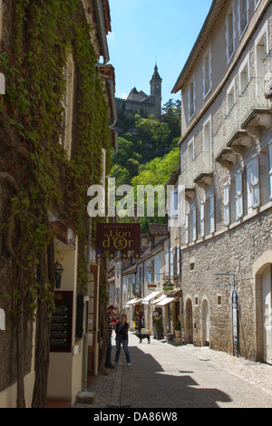 Touristischen Geschäfte säumen die Hauptstraße hinauf zu den historischen Kirchen in Rocamadour, Frankreich Stockfoto