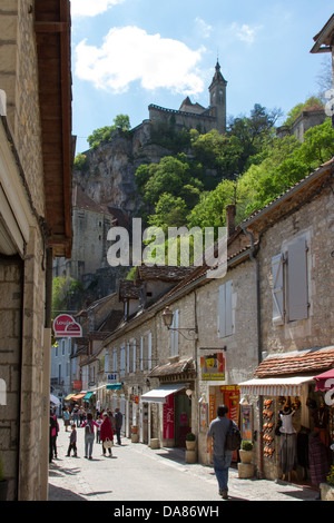 Kirche mit Blick auf den wichtigsten touristischen Einkaufsstraße in Rocamadour, Frankreich Stockfoto