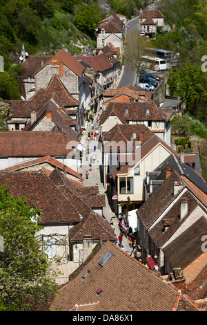 Touristischen Geschäfte säumen die engen Haupt Straße hinauf zu den Heiligtümern von Rocamadour, Frankreich Stockfoto