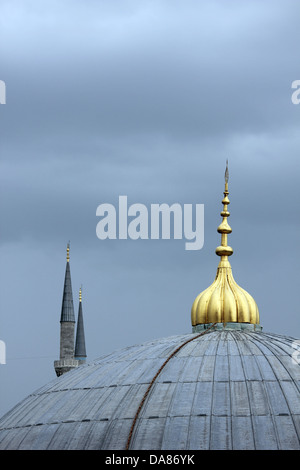 Blaue Moschee oder Sultan Ahmed Mosque gesehen von der Hagia Sophia in Istanbul, Türkei Stockfoto