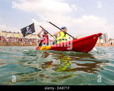 Brighton, UK. 7. Juli 2013. Ein lustiges Rennen Runde West Pier für alles, was Sie können paddeln am Paddle Round the Pier Beach Festival, Brighton, 7. Juli 2013 photo © Julia Claxton Credit: Julia Claxton/Alamy Live News Stockfoto