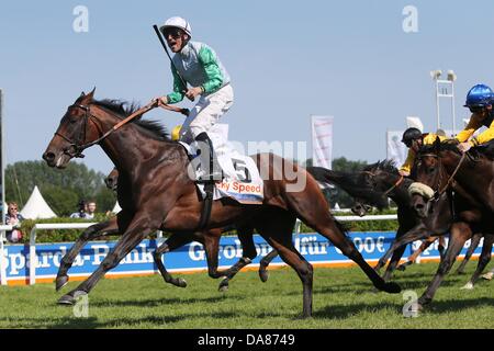 Jockey Andrasch Starke auf Rennpferd Lucky Geschwindigkeit feiert seinen Sieg während der 144. Deutsches Derby am Horner Rennbahn in Hamburg, Deutschland, 7. Juli 2013.  Das Galopp-Rennen ist mit 500.000 Euro dotiert. Foto: MALTE Christen Stockfoto