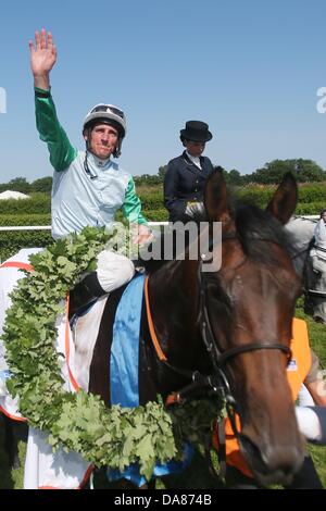 Jockey Andrasch Starke (L) auf Rennpferd Lucky Geschwindigkeit feiert seinen Sieg während der 144. Deutsches Derby am Horner Rennbahn in Hamburg, Deutschland, 7. Juli 2013.  Das Galopp-Rennen ist mit 500.000 Euro dotiert. Foto: MALTE Christen Stockfoto