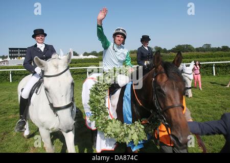 Jockey Andrasch Starke (vorne) auf Rennpferd Lucky Geschwindigkeit feiert seinen Sieg während der 144. Deutsches Derby am Horner Rennbahn in Hamburg, Deutschland, 7. Juli 2013.  Das Galopp-Rennen ist mit 500.000 Euro dotiert. Foto: MALTE Christen Stockfoto