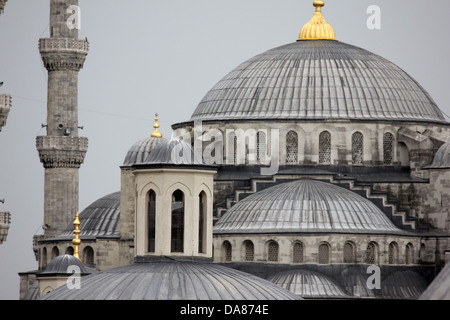 Blaue Moschee oder Sultan Ahmed Mosque gesehen von der Hagia Sophia in Istanbul, Türkei Stockfoto