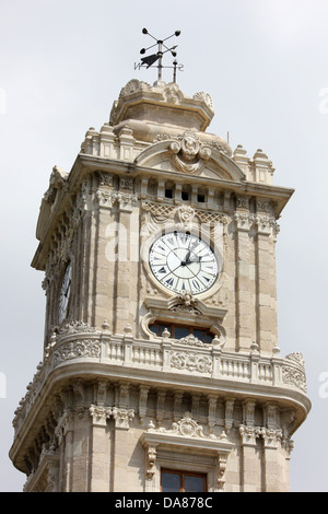 Uhrturm von Dolmabahçe Palast hautnah Stockfoto