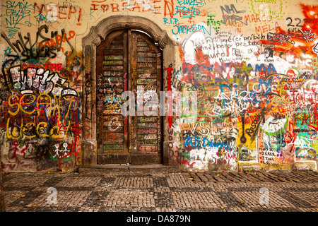 Holztür In der Lennon Wand Stockfoto