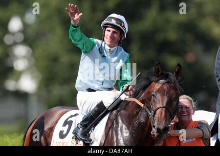 Jockey Andrasch Starke auf Rennpferd Lucky Geschwindigkeit feiert seinen Sieg während der 144. Deutsches Derby am Horner Rennbahn in Hamburg, Deutschland, 7. Juli 2013.  Das Galopp-Rennen ist mit 500.000 Euro dotiert. Foto: MALTE Christen Stockfoto