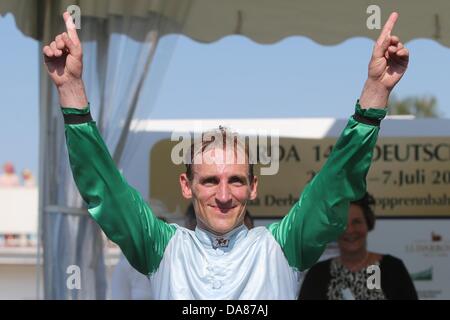 Jockey Andrasch Starke feiert seinen Derby-Sieg während der 144. Deutsches Derby am Horner Rennbahn in Hamburg, Deutschland, 7. Juli 2013. Das Galopp-Rennen ist mit 500.000 Euro dotiert. Foto: MALTE Christen Stockfoto