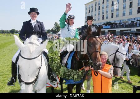 Jockey Andrasch starke (C) auf Rennpferd Lucky Geschwindigkeit feiert seinen Sieg während der 144. Deutsches Derby am Horner Rennbahn in Hamburg, Deutschland, 7. Juli 2013.  Das Galopp-Rennen ist mit 500.000 Euro dotiert. Foto: MALTE Christen Stockfoto