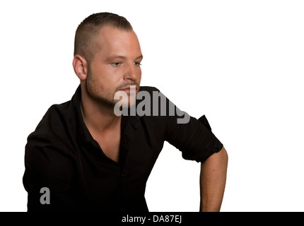 junger Mann isoliert, Blick verträumt auf die Seite, schwarzen Hemd, ordentlich und gut gebaute Porträt Stockfoto