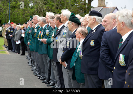 Reihe von Veteranen der britischen Armee bei einer Trauerfeier im County down Nordirland Vereinigtes Königreich Stockfoto